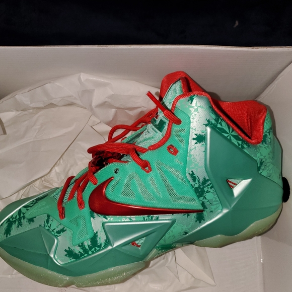 Authentic Lebron 11 chrismas Sneakers. Send offers - Picture 3 of 8